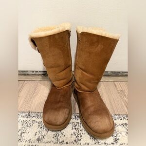 UGG BAILEY BUTTON CHESTNUT BOOTS - WOMEN'S